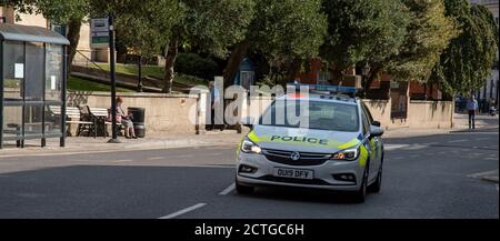 Windsor, Berkshire, Inghilterra, Regno Unito. 2020. La polizia pattuglia l'auto su un grido passando la chiesa parrocchiale sulla High Street a Windsor. Foto Stock