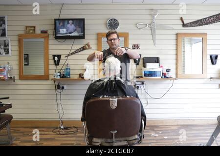 Barber Steve Compton, Shields Road, Byker, Newcastle. Foto Stock