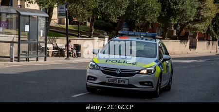 Windsor, Berkshire, Inghilterra, Regno Unito. 2020. La polizia pattuglia l'auto su un grido passando la chiesa parrocchiale sulla High Street a Windsor. Foto Stock