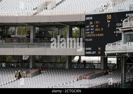 I lavoratori edili che osservano il cricket sulle parti dei nuovi stand durante il primo giorno della finale del Bob Willis Trophy a Lord's, Londra. Foto Stock