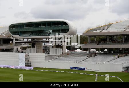 I lavoratori edili che osservano il cricket sulle parti dei nuovi stand durante il primo giorno della finale del Bob Willis Trophy a Lord's, Londra. Foto Stock