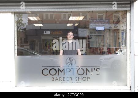 Barber Steve Compton, Shields Road, Byker, Newcastle. Foto Stock