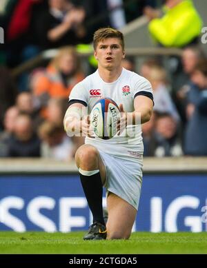 OWEN FARRELL CELEBRA L'INGHILTERRA / AUSTRALIA QBE INTERNATIONAL - TWICKENHAM PICTURE CREDIT : © MARK PAIN / ALAMY Foto Stock