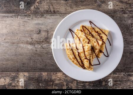 Crepes dolce con cioccolato su tavolo di legno Foto Stock