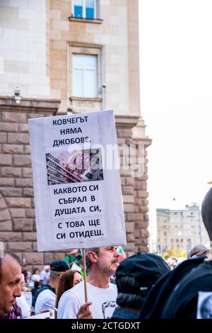 Sofia, Bulgaria - 22 settembre 2020: Manifestanti che tengono manifesti durante il 76° giorno di proteste anti-governative contro politici corrotti. Alta Foto Stock