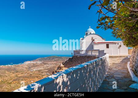 Cappella bianca e blu di Agios Spiridonas nel villaggio di Menetes con vista mozzafiato del sud Karpathos e Pigadia in lontananza, Grecia Foto Stock