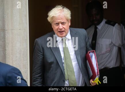 Londra, Regno Unito. 23 Settembre 2020. Il primo ministro Boris Johnson lascia il Parlamento per le interrogazioni del primo ministro. Credit: Mark Thomas/Alamy Live News Foto Stock