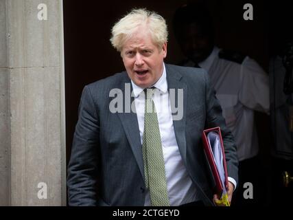 Londra, Regno Unito. 23 Settembre 2020. Il primo ministro Boris Johnson lascia il Parlamento per le interrogazioni del primo ministro. Credit: Mark Thomas/Alamy Live News Foto Stock