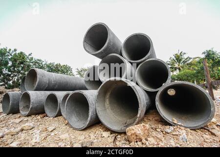 Palo di tubo di amianto sul terreno nell'area di costruzione Foto Stock