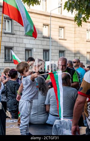 Sofia, Bulgaria-22 settembre 2020: Manifestanti che sventolano la bandiera bulgara durante il 76° giorno di proteste anti-governative contro politici corrotti Foto Stock