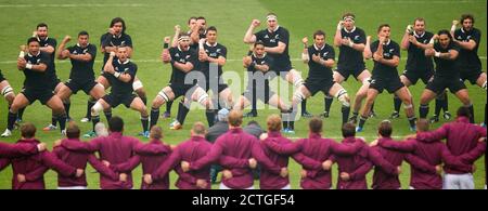 THE ALL BLACKS ESEGUIRE HAKA INGHILTERRA v NEW ZEALAND QBE INTERNATIONAL - TWICKENHAM Copyright Picture : Mark Pain 17/11/2013 Foto Stock