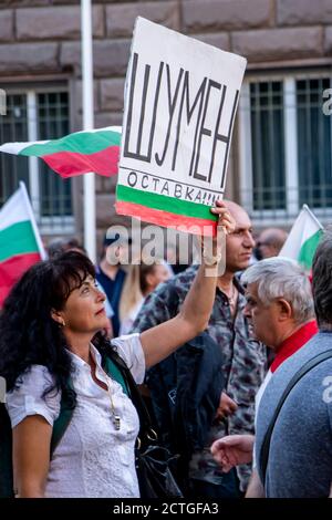 Sofia, Bulgaria-22 settembre 2020: Manifestanti che sventolano la bandiera bulgara durante il 76° giorno di proteste anti-governative contro politici corrotti Foto Stock