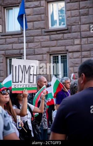 Sofia, Bulgaria-22 settembre 2020: Manifestanti che sventolano la bandiera bulgara durante il 76° giorno di proteste anti-governative contro politici corrotti Foto Stock