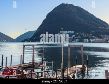 Splendida vista panoramica sul Lago di Lugano in una chiara serata autunnale dal lungolago, Canton Ticino, Svizzera Foto Stock