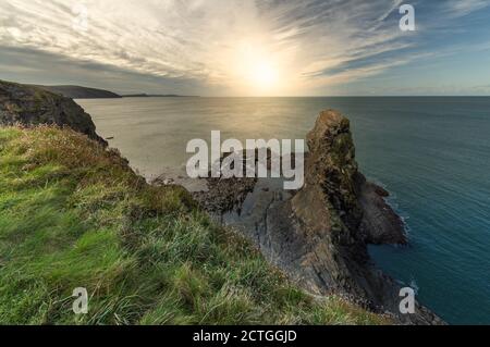 Ceibwr Bay dal sentiero costiero di Pembroke Foto Stock