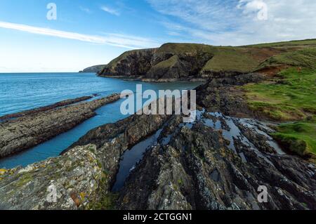 Ceibwr Bay dal sentiero costiero di Pembroke Foto Stock