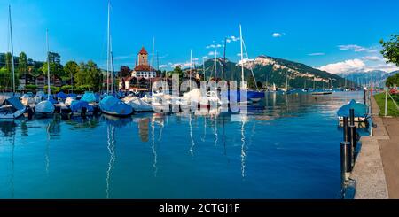 Chiesa di Spiez e Castello sulle rive del lago di Thun con yacht nel cantone svizzero di Berna, Spiez, Svizzera. Foto Stock