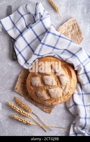 Pane fatto in casa senza glutine su un tovagliolo in cucina tabella Foto Stock