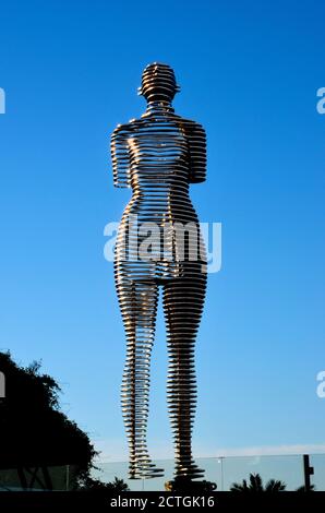 Ali e Nino amano la storia arte statua in metallo con le montagne E mare Batumi Georgia Foto Stock