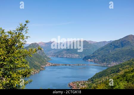 Aerail Vista su Lugano con Lago Alpino e montagna in una giornata di sole in Ticino, Svizzera. Foto Stock