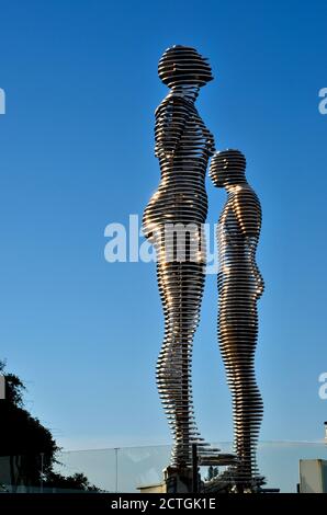 Ali e Nino amano la storia arte statua in metallo con le montagne E mare Batumi Georgia Foto Stock