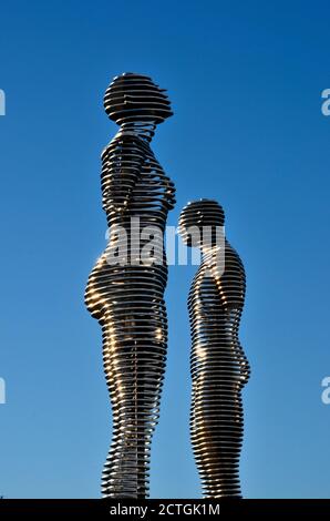 Ali e Nino amano la storia arte statua in metallo con le montagne E mare Batumi Georgia Foto Stock