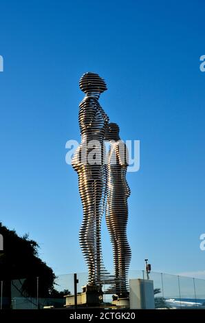 Ali e Nino amano la storia arte statua in metallo con le montagne E mare Batumi Georgia Foto Stock