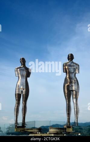 Ali e Nino amano la storia arte statua in metallo con le montagne E mare Batumi Georgia Foto Stock