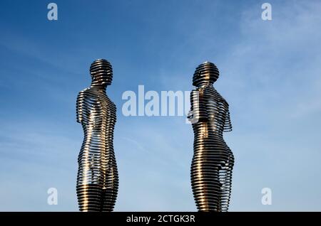 Ali e Nino amano la storia arte statua in metallo con le montagne E mare Batumi Georgia Foto Stock