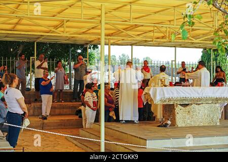 Gruppo di pellegrini in pellegrinaggio al Mare di Capernaum di Galilea, Israele Foto Stock