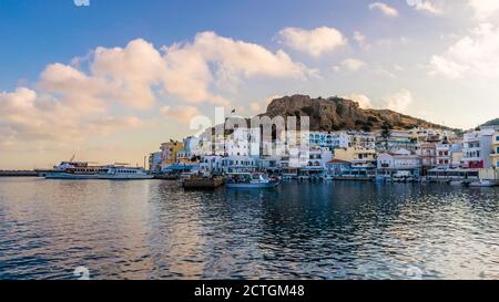 Pigadia, Karpathos, Grecia - 4 ottobre 2019: Vista panoramica di prima mattina del porto di Pigadia e della città vecchia Foto Stock