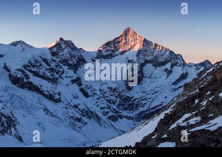 Vista del paesaggio innevato con le montagne Dent Blanche e Weisshorn nelle Alpi svizzere vicino a Zermatt. Panorama del Weisshorn e surru Foto Stock