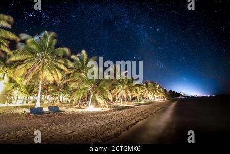 HOPKINS, BELIZE - Apr 18, 2019: Una scena notturna a lunga esposizione di Hopkins Beach fuori Hamanasi Adventure and Dive Resort a Stann Creek Distri del Belize Foto Stock