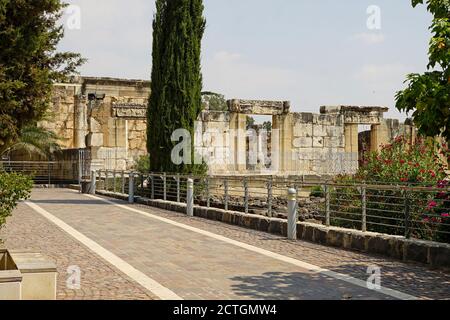 Rovine dell'antica sinagoga del quarto secolo CE scoperto sul posto a Cafarnao, Mare di Galilea, Israele Foto Stock