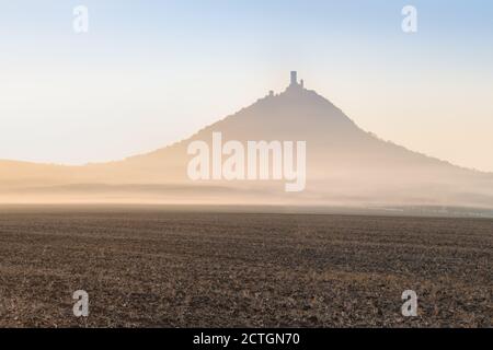 Castello di Hazmburk. Rovine del castello di Hazmburk in cima alla cima della catena montuosa di Ceske Stredohori. Castello medievale con vista sul paesaggio della campagna ceca Foto Stock