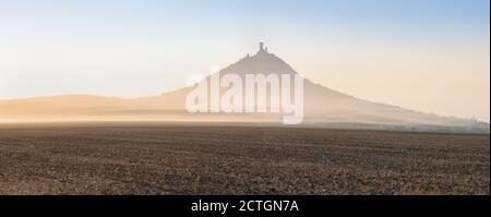 Castello di Hazmburk. Rovine del castello di Hazmburk in cima alla cima della catena montuosa di Ceske Stredohori. Castello medievale con vista sul paesaggio della campagna ceca Foto Stock