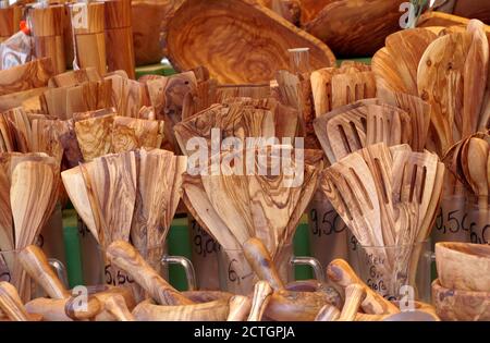 La vista ravvicinata sui set di cene in legno comprende forchette, cucchiai, piatti, ciotole, cucchiai e mestoli in un mercato locale di Friburgo in Breisgau. Foto Stock