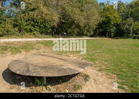 B17 Crash Site Memorial a Reigate Hill, commemorando nove membri dell'equipaggio USAAF morti quando il loro aereo si schiantò qui nel 1945, Surrey, Regno Unito Foto Stock