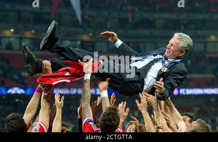 BAYERN MONACO ALLENATORE JUPP HEYNCKES È THOWN IN ARIA DOPO AVER VINTO LA CHAMPIONS LEAGUE BORUSSIA DORTMUND V FC BAYERN MONACO FOTO : © MARK PAIN Foto Stock