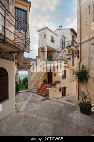 Pittoreschi vicoli italiani nel villaggio storico di San Felice Circeo. Tipiche vecchie case che riflettono l'architettura locale. Foto Stock