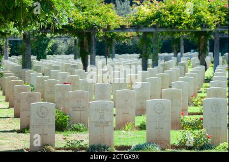 Il cancello d'ingresso del Cimitero di Guerra di Beach Head, vicino ad Anzio, Roma, Italia. Foto Stock