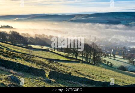 Bamford villaggio avvolta in una inversione di nebbia Foto Stock