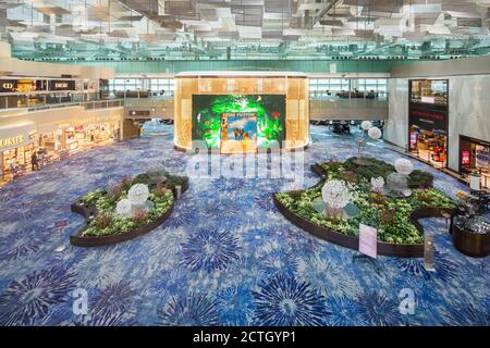 Una vista rara dell'area di transito del Terminal 3 dell'Aeroporto di Changi è tranquilla. Il negozio Louis Vuitton e altri negozi duty free sono tranquilli. Foto Stock