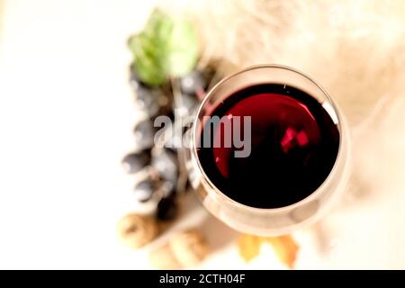 Bicchiere di vino rosso visto dall'alto Foto Stock