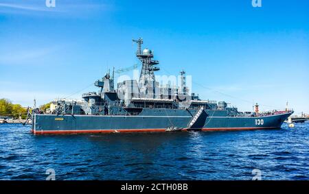Grande nave di sbarco 'Korolev' sulla parata d'acqua in onore della Festa della Vittoria. San Pietroburgo, Russia. Foto Stock