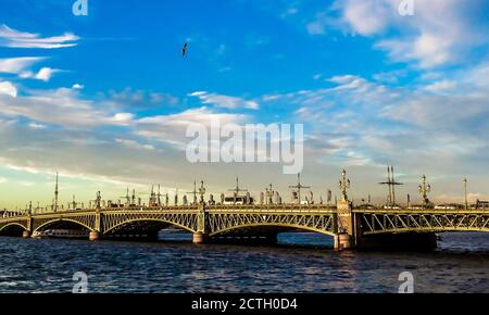 Ponte Trinity sul fiume Neva, San Pietroburgo, Russia Foto Stock