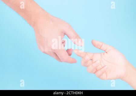 Aiutare mano o giornata internazionale di concetto di pace. Due mani, braccio di aiuto di un amico, lavoro di squadra. Foto Stock