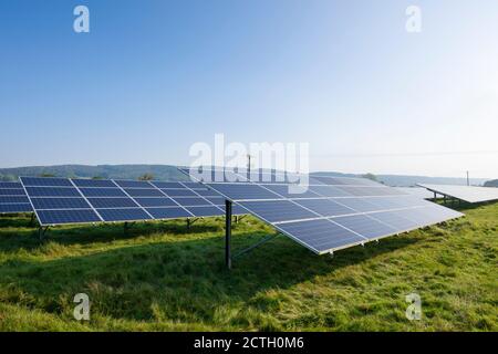 Schiere solari in un campo che genera elettricità vicino a Churchill, Somerset del Nord, Inghilterra. Foto Stock