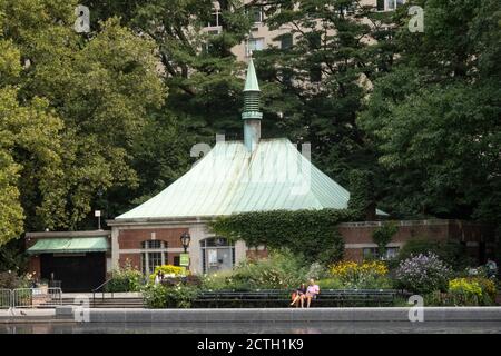 The Curbs Memorial Boathouse at Conservatory Water in Central Park, New York City Foto Stock