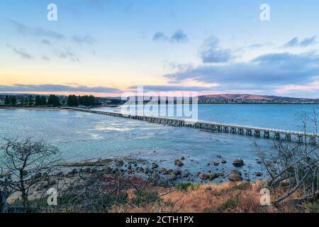 Victor Harbour Causeway al crepuscolo, Granite Island, Australia Meridionale Foto Stock